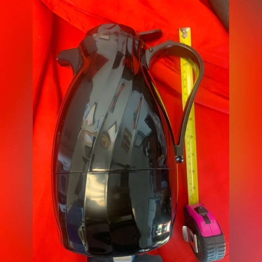 NIB 40oz Plastic Carafe keeps liquids hot or cold 2-3 hours. Black swirl color.